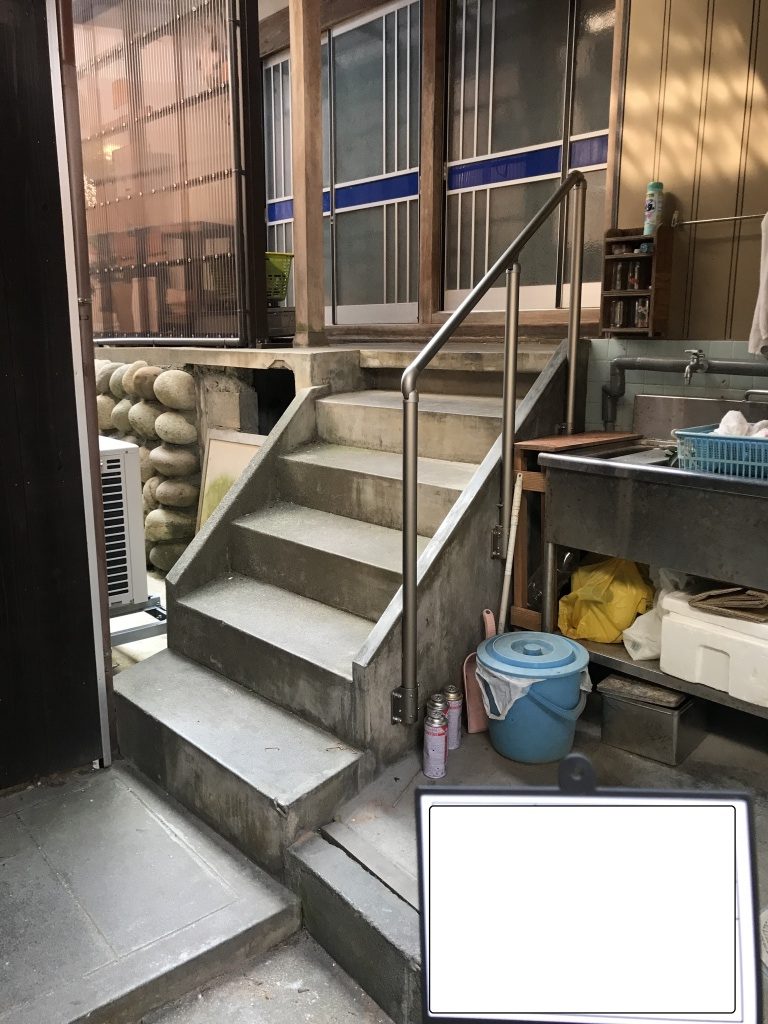 美浜町S様邸　玄関前・裏手階段に手すり設置工事～介護保険を利用して～ 施工後3