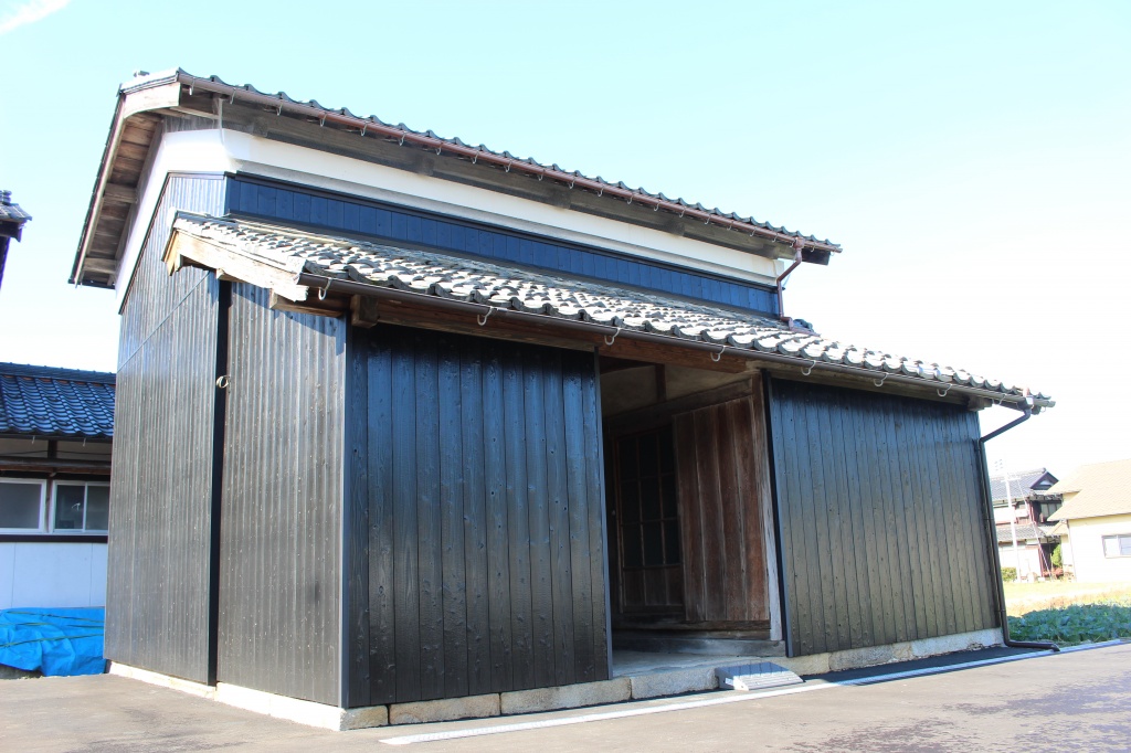 外構工事≪解体・アスファルト・外壁張替≫黒い焼杉で重厚感のある小屋に。 施工後2