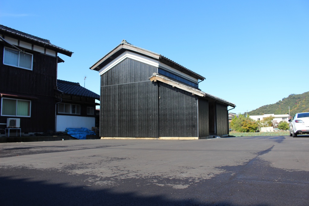 外構工事≪解体・アスファルト・外壁張替≫黒い焼杉で重厚感のある小屋に。 施工後3