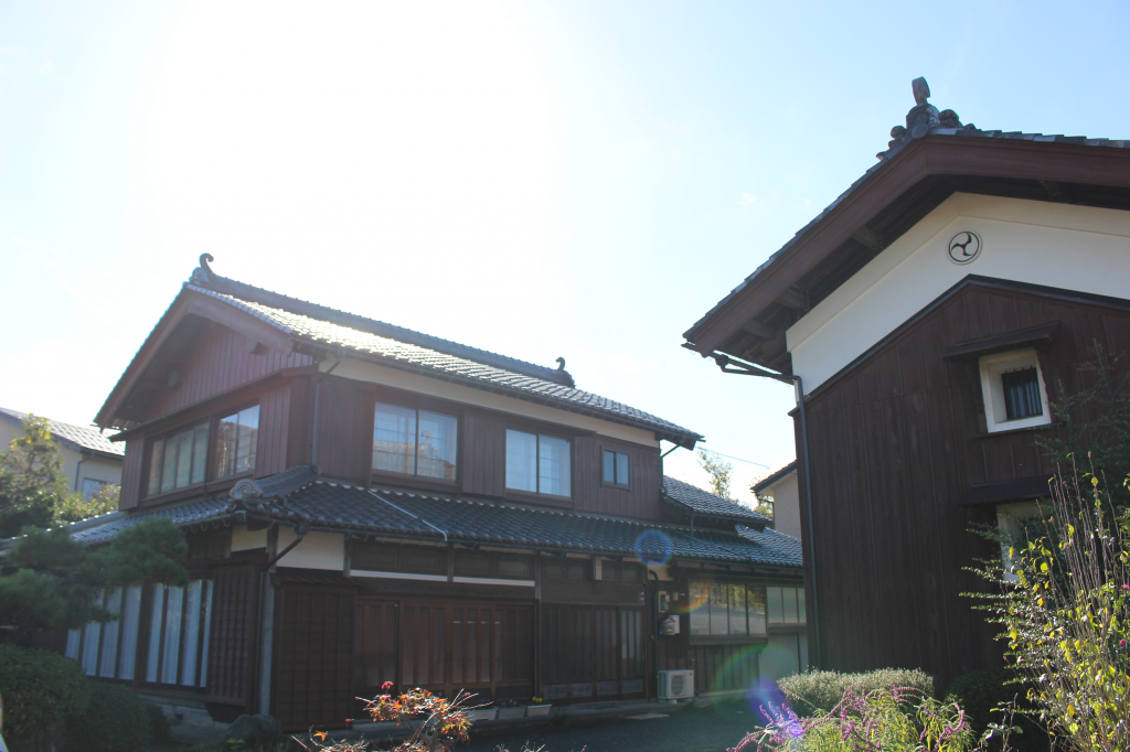 本屋と蔵の外壁塗装〖動物が入れる隙間を発見〛 施工後2