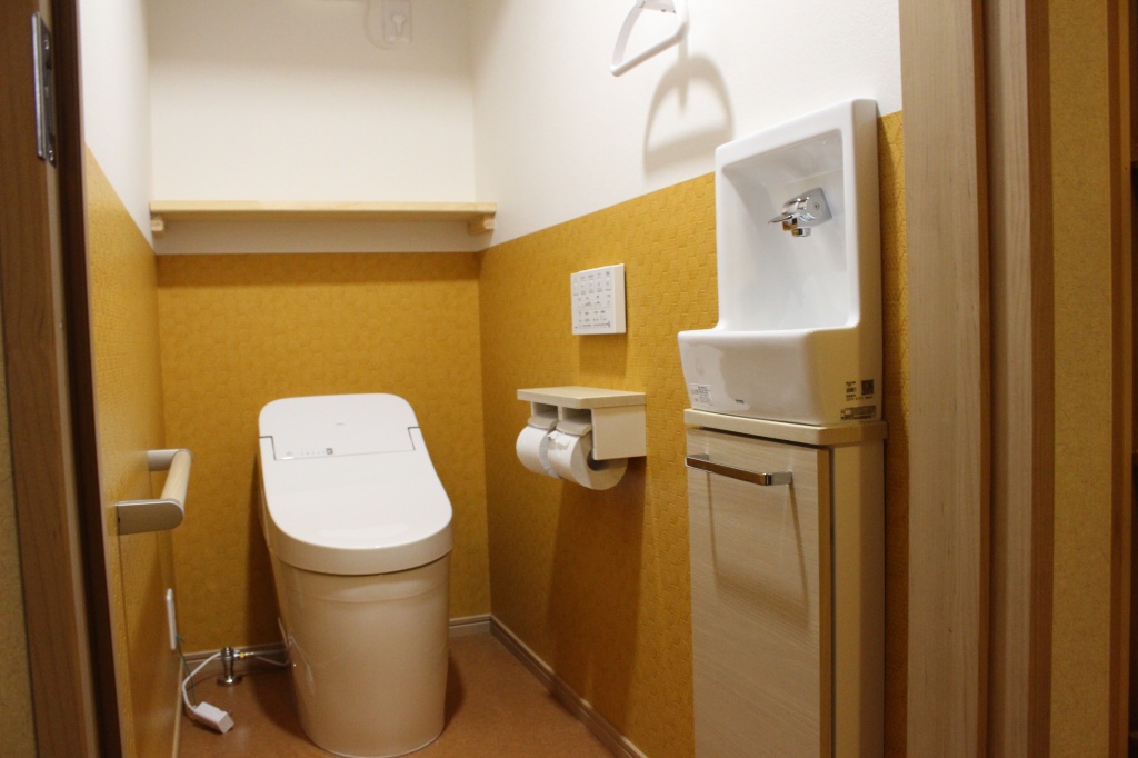 ご両親への思いやり【おうちの中にトイレを新設】 施工後3