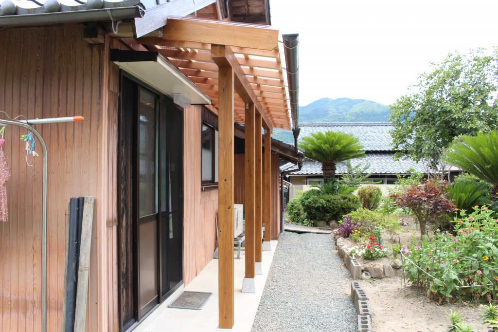 庇→木製テラス屋根に！ 施工後3