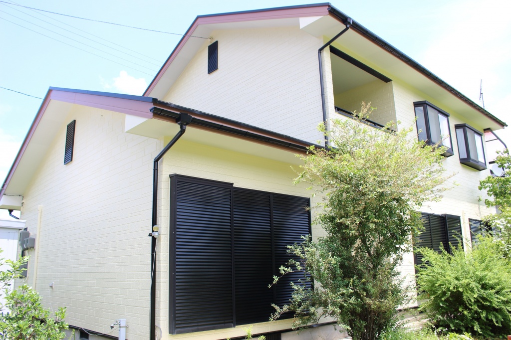緑に映える可愛い外壁塗装🏡 施工後3