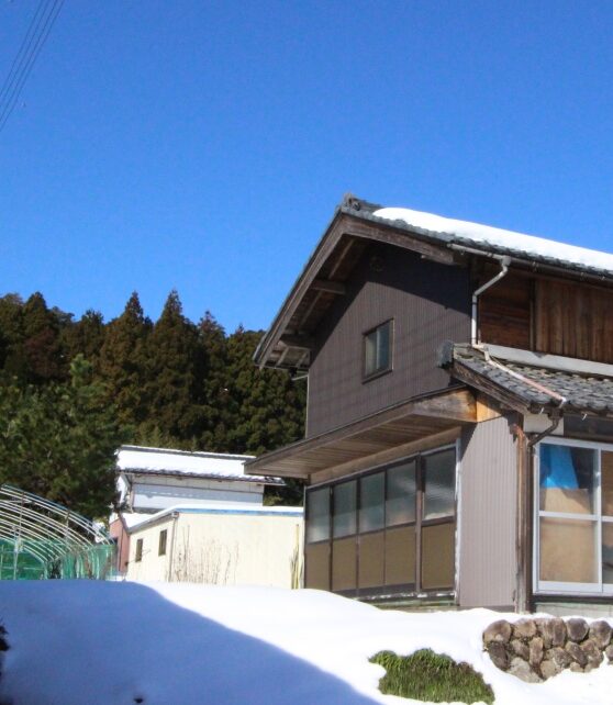 【外壁】古くなった木材の鎧張りを金属へ。 施工後4