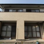 ベランダ壁面のコケと劣化でお掃除が大変！外壁部分修繕でキレイに【サイディング張替】